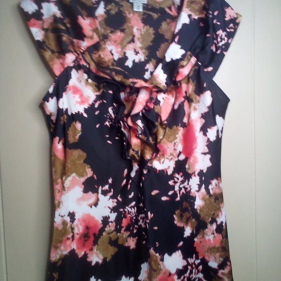 Free With Bundle omen's Floral Ruffle Top - Picture 10 of 13